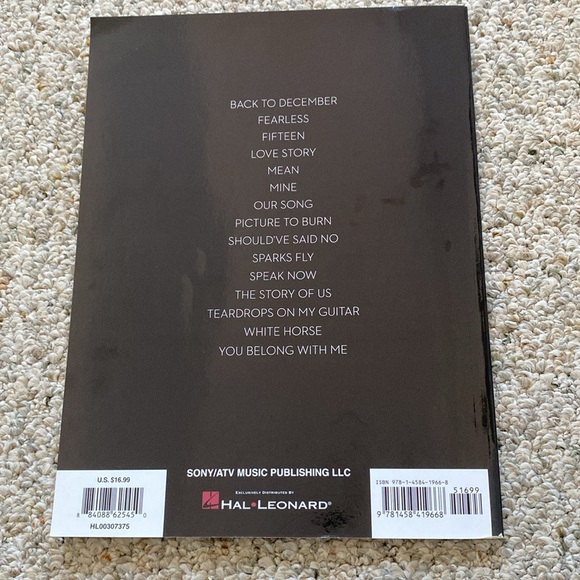 Taylor Swift music book for piano - Picture 2 of 3